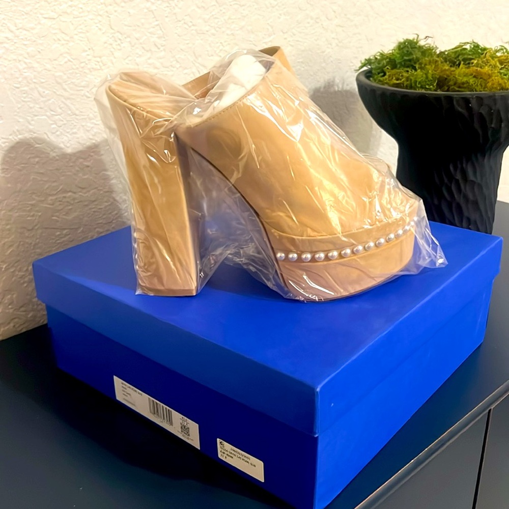 ** New ** Stuart Weitzman  Beige Sky High Pearly Platform shoe size 11B
